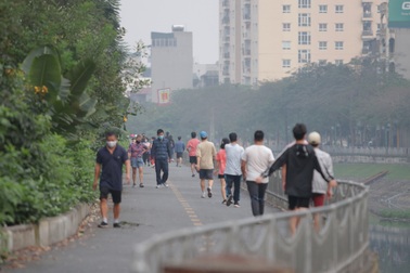 Nhộn nhịp tập thể dục trên con đường đi bộ dài nhất Hà Nội