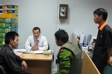 Nhân viên khu giải trí túm cổ khách lôi từ tầng 3 xuống tầng 1