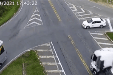 Xe buýt Brazil nổ như cầu lửa sau cú đâm liên hoàn với xe tải và taxi