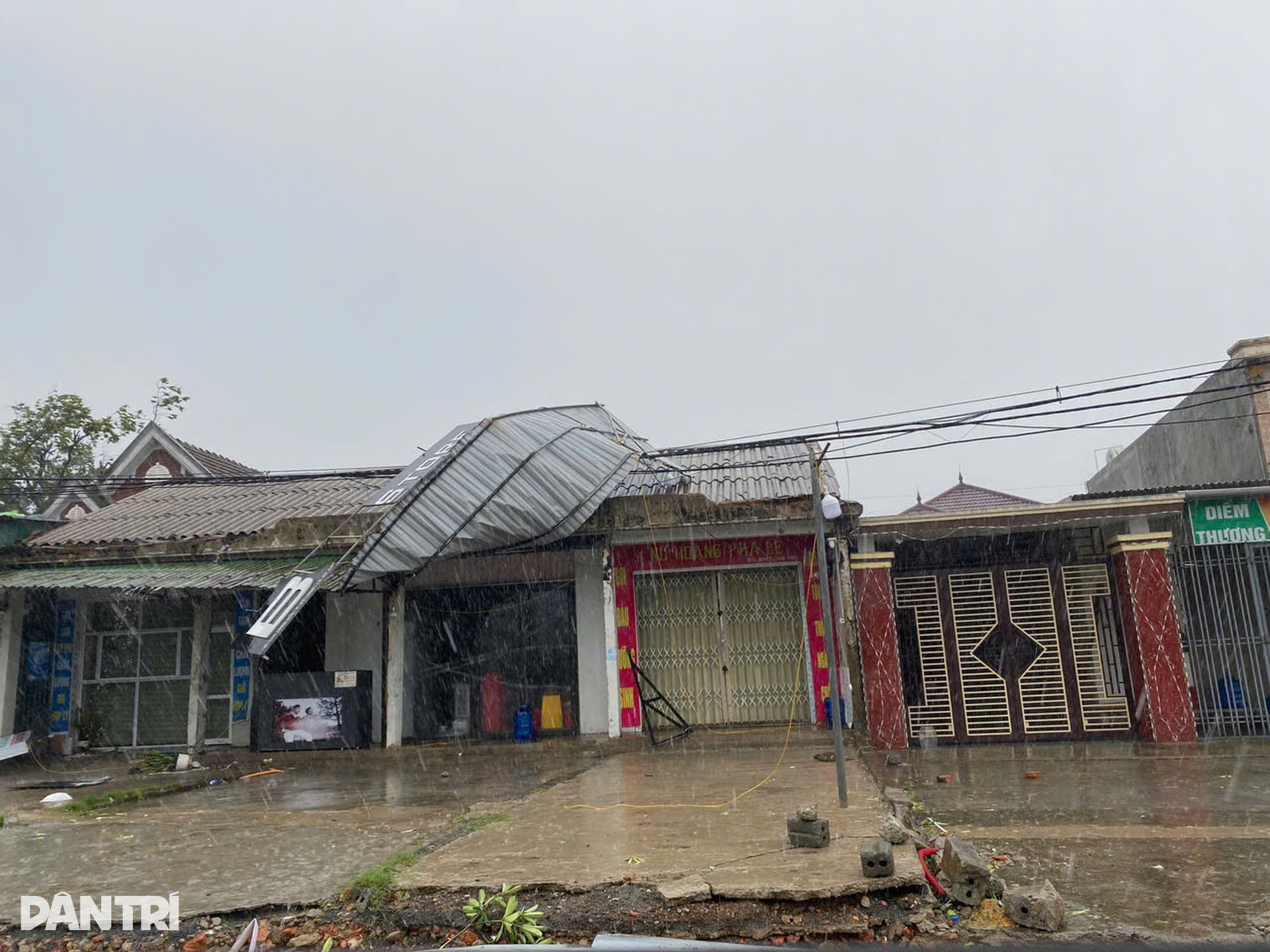 Nghệ An, Hà Tĩnh oằn mình chống bão Kajiki: Cây đổ, nhà tốc mái tứ tung - 9 Nghệ An, Hà Tĩnh oằn mình chống bão Kajiki: Cây đổ, nhà tốc mái tứ tung - 9