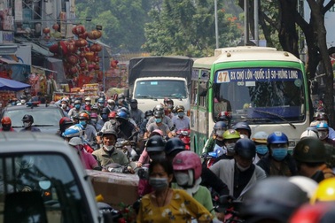 Nhiều tuyến đường ở TPHCM kẹt xe nghiêm trọng ngày giáp Tết