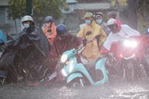 Nhiều người ngã sõng soài trên đường ngập nước ở TPHCM