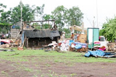 Lốc xoáy làm hơn 200 căn nhà tốc mái, 5 người bị thương 