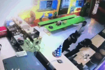 Hai người đàn ông hành hung một phụ nữ vì bị chửi khi không trả nợ?