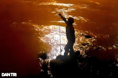 Trắng đêm săn "thủy quái", người dân may rủi thu tiền triệu