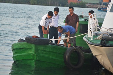 Bắt giữ tàu chở 5000 lít dầu DO không rõ nguồn gốc