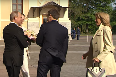 Cử chỉ lịch thiệp của ông Putin khi đón phu nhân Tổng thống Pháp