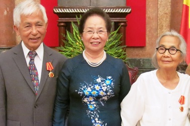 Vợ chồng Giáo sư Trần Thanh Vân - Lê Kim Ngọc được tặng Huân chương Hữu Nghị
