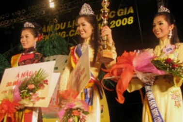 Nhiều mỹ nữ “đua sắc” tại Hoa khôi đồng bằng 2012   