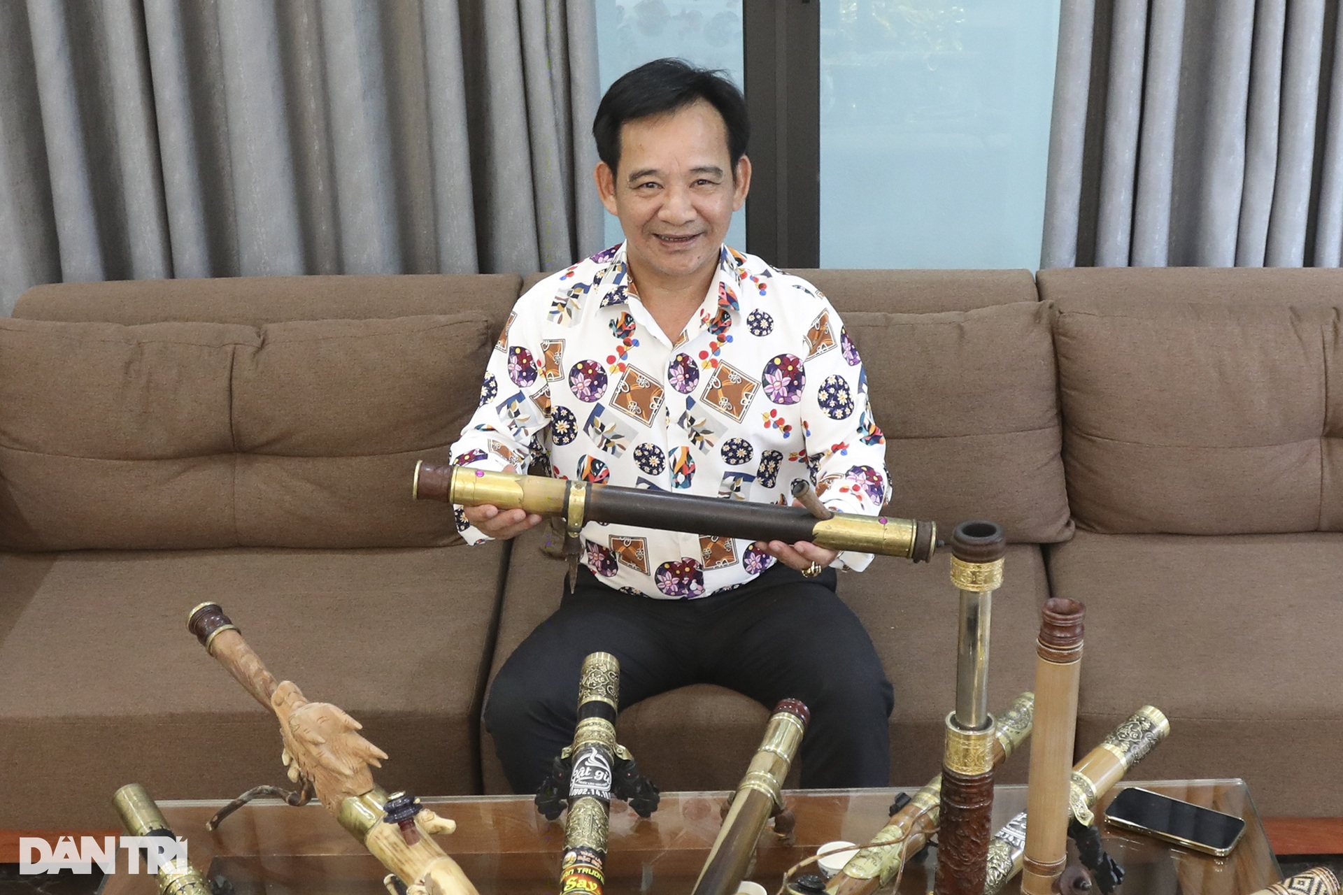 Bất ngờ trước bộ sưu tập điếu cày độc đáo của NSƯT Quang Tèo - 10 Bất ngờ trước bộ sưu tập điếu cày độc đáo của NSƯT Quang Tèo - 10