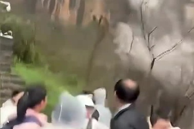 Đá lở kinh hoàng tại điểm du lịch nổi tiếng Trung Quốc