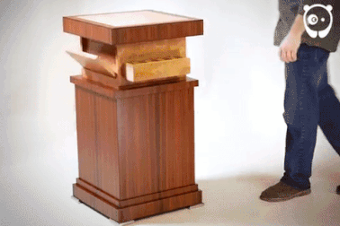 Chiếc bàn gỗ tưởng chừng như đơn giản, nhưng lại chứa đầy bí mật