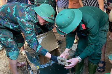 Đào được két sắt có nhiều tiền, vàng khi dọn bùn đất sau lũ