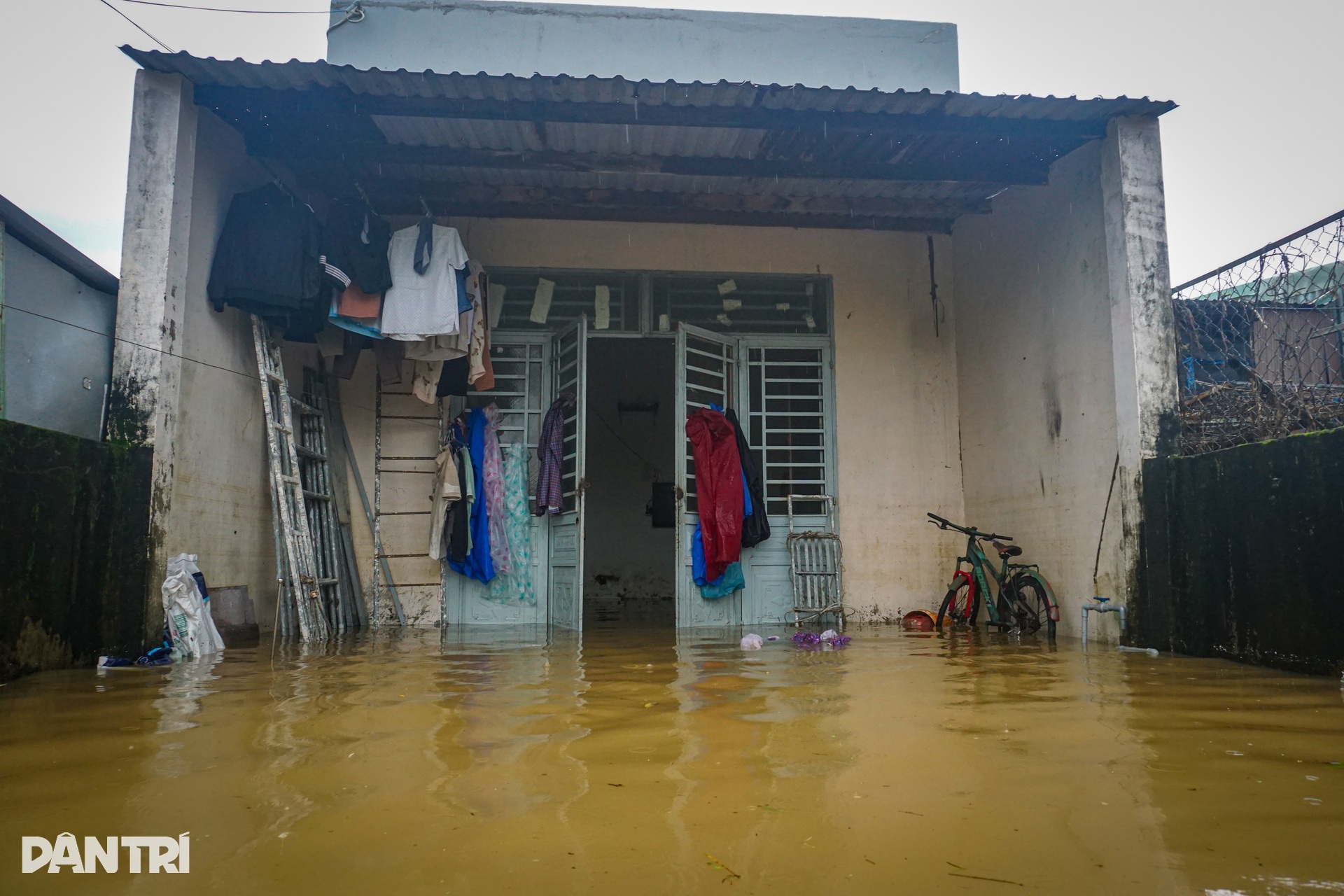 Lũ chảy xiết dâng ngang ngực, lực lượng chức năng căng mình sơ tán dân - 11 Lũ chảy xiết dâng ngang ngực, lực lượng chức năng căng mình sơ tán dân - 11