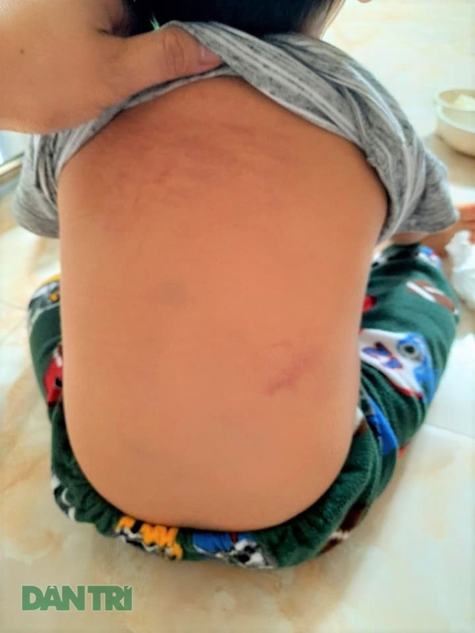 Vụ cô giáo bị tố bạo hành trẻ 15 tháng tuổi: Tiếp tục đình chỉ 2 giáo viên - 4 Vụ cô giáo bị tố bạo hành trẻ 15 tháng tuổi: Tiếp tục đình chỉ 2 giáo viên - 4