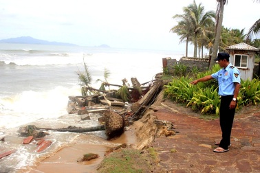 Sóng lớn đánh tan hoang bờ biển Hội An