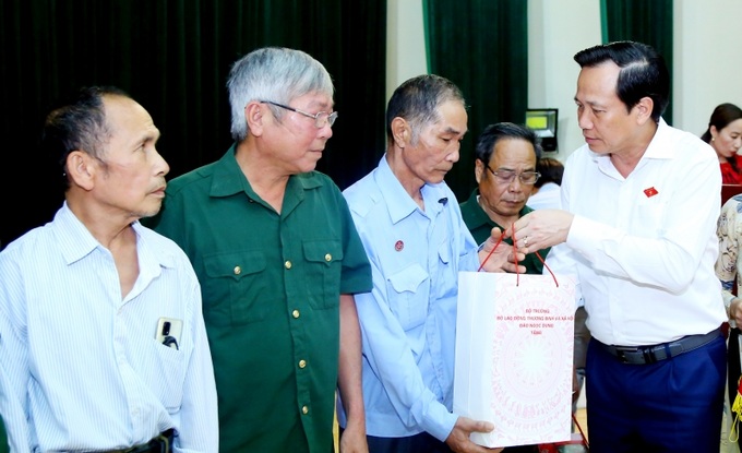 Bộ trưởng Đào Ngọc Dung trao tặng quà cho gia đình chính sách, hộ nghèo, hộ có hoàn cảnh khó khăn huyện Như Xuân (3)