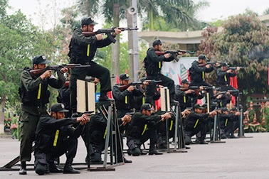 Cận cảnh sinh viên cảnh sát diễn tập chống vũ khí hoá học, giải cứu con tin