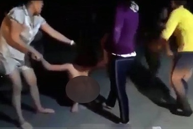 Đánh ghen lột đồ, cắt tóc tình địch rồi phát tán lên mạng