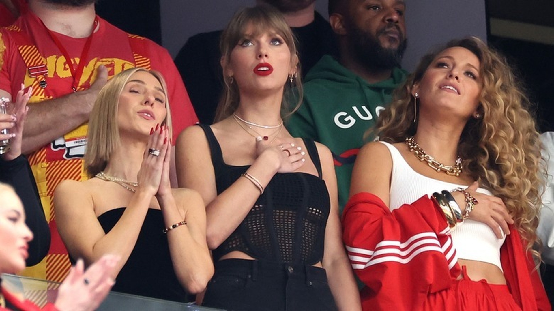 Taylor Swift liên tục khoe thời trang nhà giàu, bộ đồ đi dạo giá 2 tỷ đồng - 10