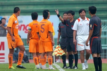 Trọng tài quyết định khó hiểu, ĐT.Long An phản ứng