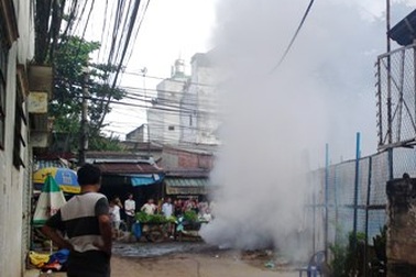 Hoảng loạn vì nổ trạm biến áp giữa chợ