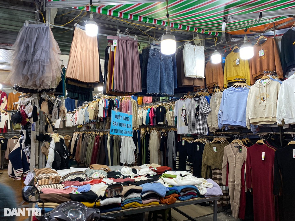 Nín thở mua hàng tại chợ Nhà Xanh: Mánh khóe gài khách bằng mọi giá - 6 Nín thở mua hàng tại chợ Nhà Xanh: Mánh khóe gài khách bằng mọi giá - 6