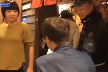 Khách hàng đổ xô đến nhà hàng ở Nhật Bản để được nhân viên nữ tát "lật mặt"