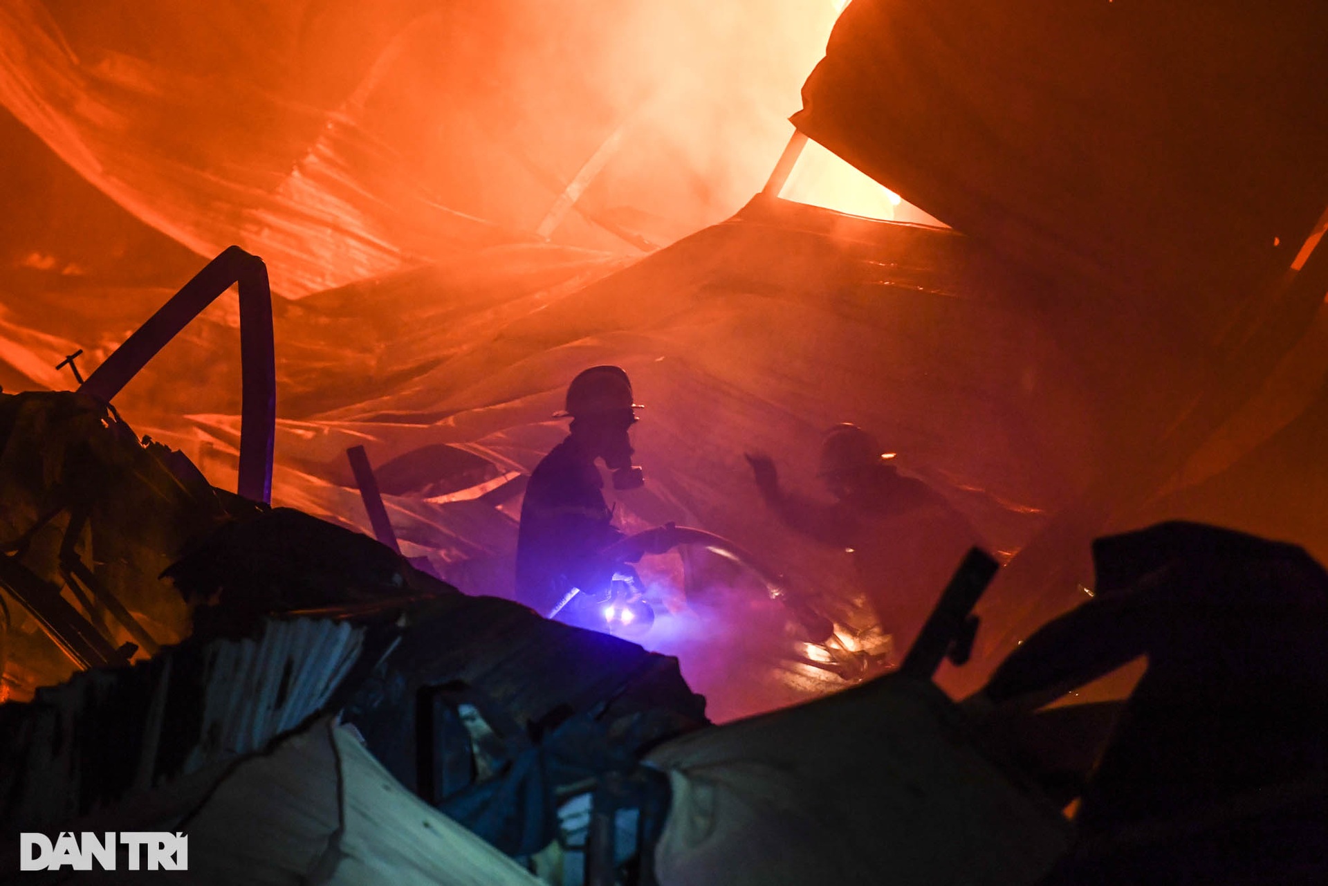 Hiện trường vụ cháy gần chợ Ninh Hiệp, nhiều tấn hàng Tết đã hóa thành tro - 14