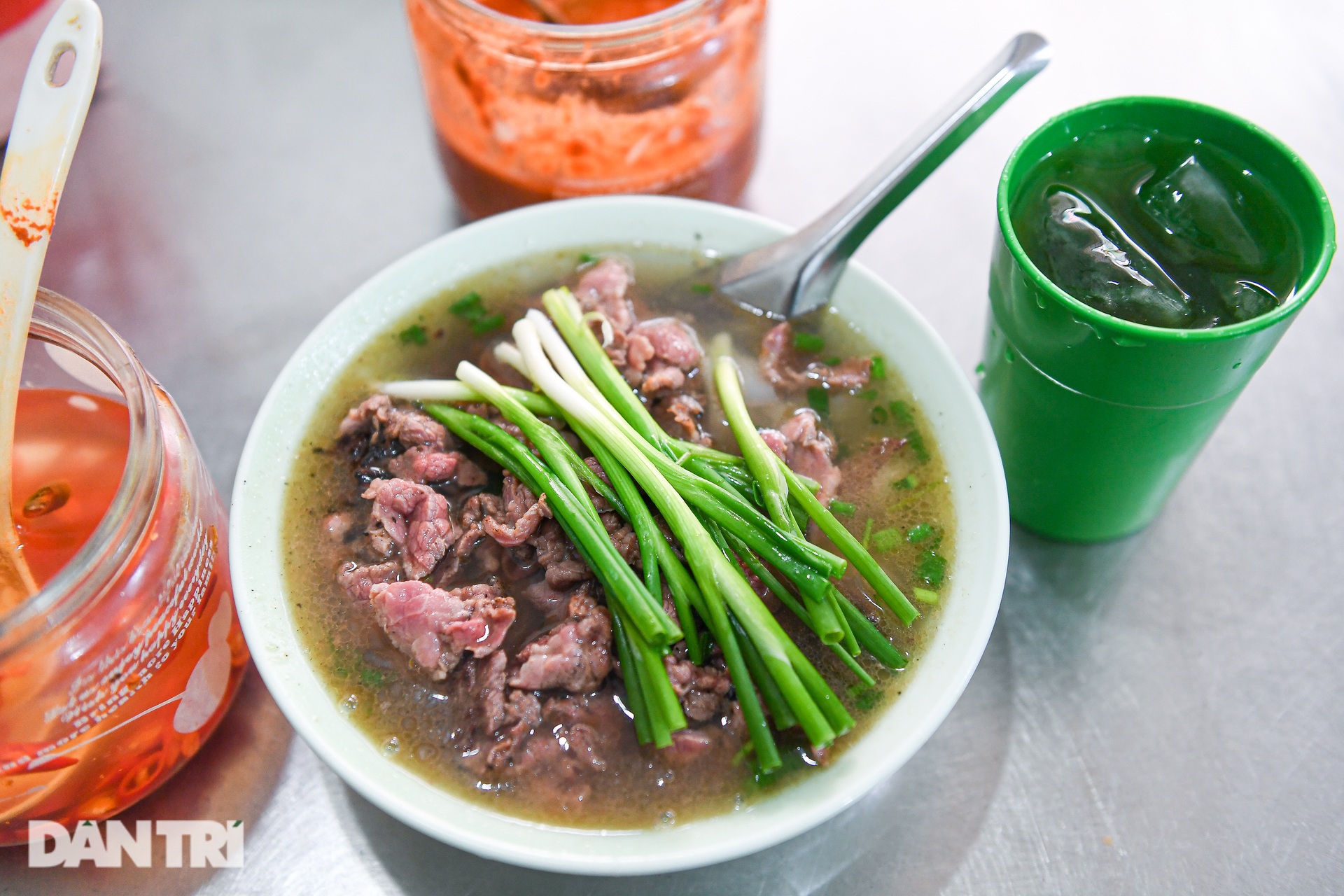 Quán phở Hà Nội chỉ bán một món, bà chủ tự ăn suốt 40 năm không ngán - 11 Quán phở Hà Nội chỉ bán một món, bà chủ tự ăn suốt 40 năm không ngán - 11