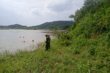 Lào Cai: Tắm sông Hồng giữa trưa nắng, cháu bé 14 tuổi mất tích