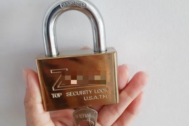 Giả danh nhân viên ngành điện lừa bán ổ khóa giá cao