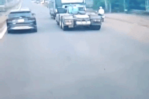 Tài xế xe đầu kéo vượt ẩu, cuốn người đi xe máy xuống gầm