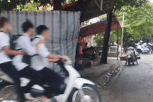 Tràn lan cảnh học sinh lái xe máy vượt đèn đỏ, kẹp 3, không đội mũ bảo hiểm