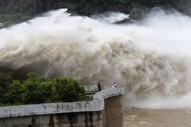 Thuỷ điện Hoà Bình xả lũ tạo hình ảnh dòng nước kỳ thú