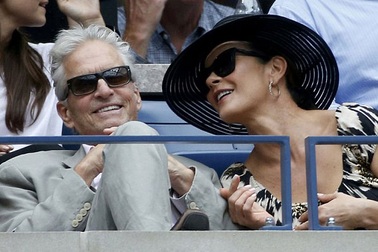 Vợ chồng Catherine Zeta-Jones hạnh phúc đi xem tennis