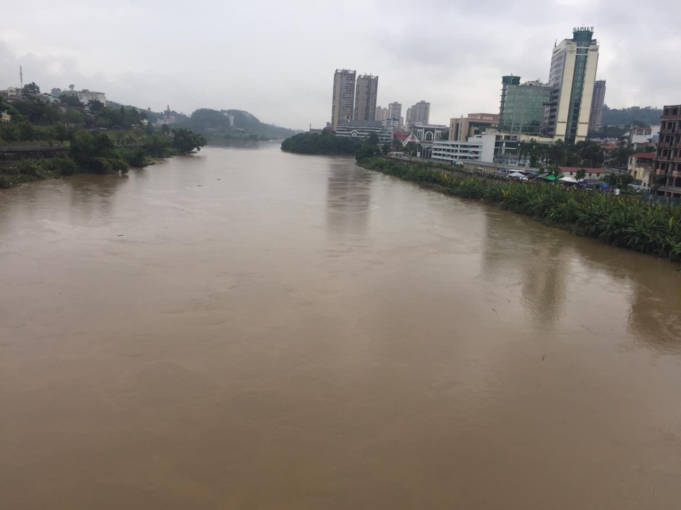 Cận cảnh nước lũ dâng cao ở nơi con sông Hồng chảy vào đất Việt - 1 Cận cảnh nước lũ dâng cao ở nơi con sông Hồng chảy vào đất Việt - 1