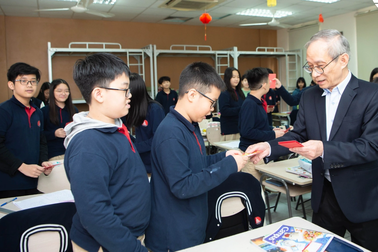 Trường học ở Hà Nội "hâm nóng" tinh thần cho học sinh sau Tết