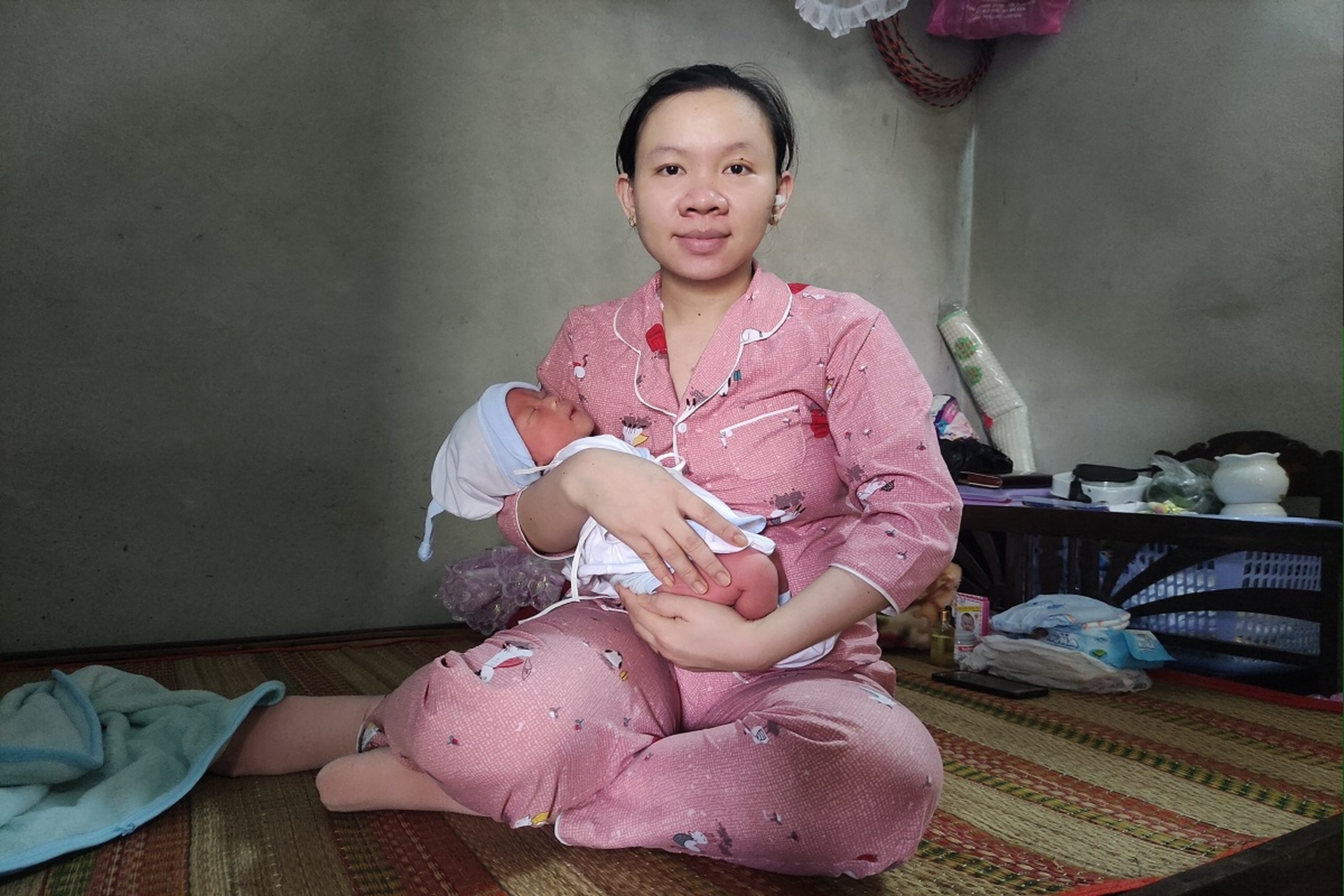 Hình ảnh người đàn ông chở tro cốt vợ vượt hàng trăm km lay động lòng người - 7 Hình ảnh người đàn ông chở tro cốt vợ vượt hàng trăm km lay động lòng người - 7