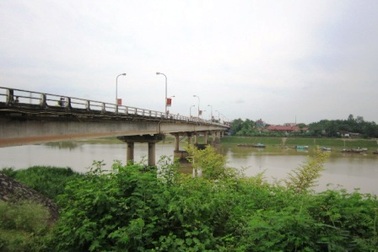 Thiếu nữ nhảy cầu, gia đình khốn đốn tìm xác