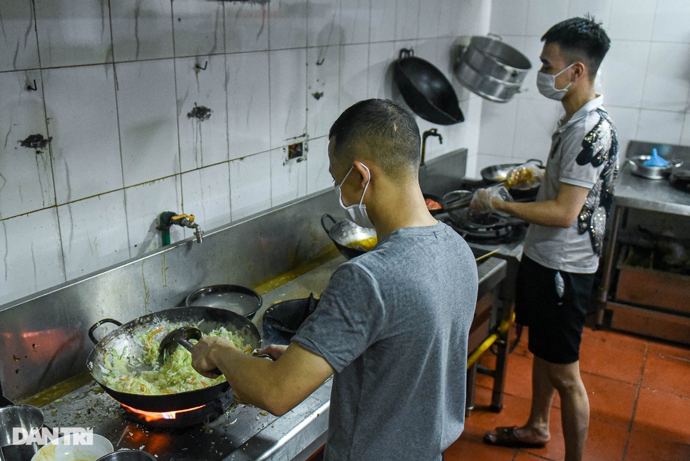 Phải đóng cửa vì dịch, ông chủ quán thịt dê Hà Nội mở bếp ăn 0 đồng - 2 Phải đóng cửa vì dịch, ông chủ quán thịt dê Hà Nội mở bếp ăn 0 đồng - 2