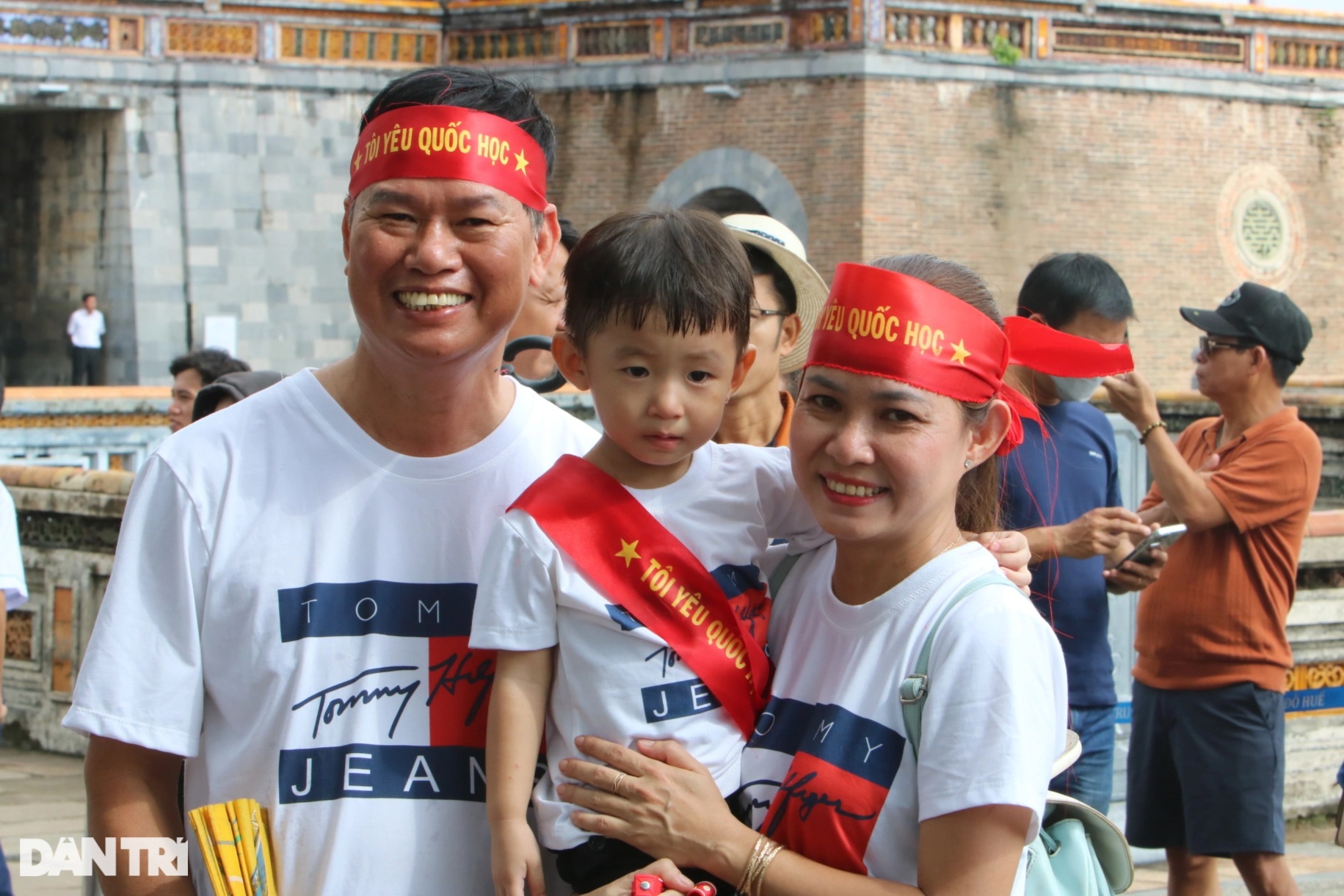 Kúpos kalapok töltötték be az eget a Ngo Mon téren az Olympia döntője alatt - 9 Nón lá rợp trời quảng trường Ngọ Môn trong trận chung kết Olympia - 9