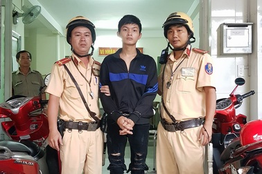 TPHCM: CSGT chặn bắt kẻ mang lệnh truy nã