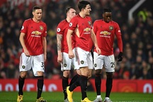 Vì sao các CLB Premier League không dám giảm lương cầu thủ?