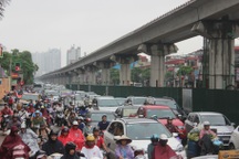 Trưởng phòng CSGT Hà Nội “vạch lỗi” các nhà thầu rào đường gây ùn tắc