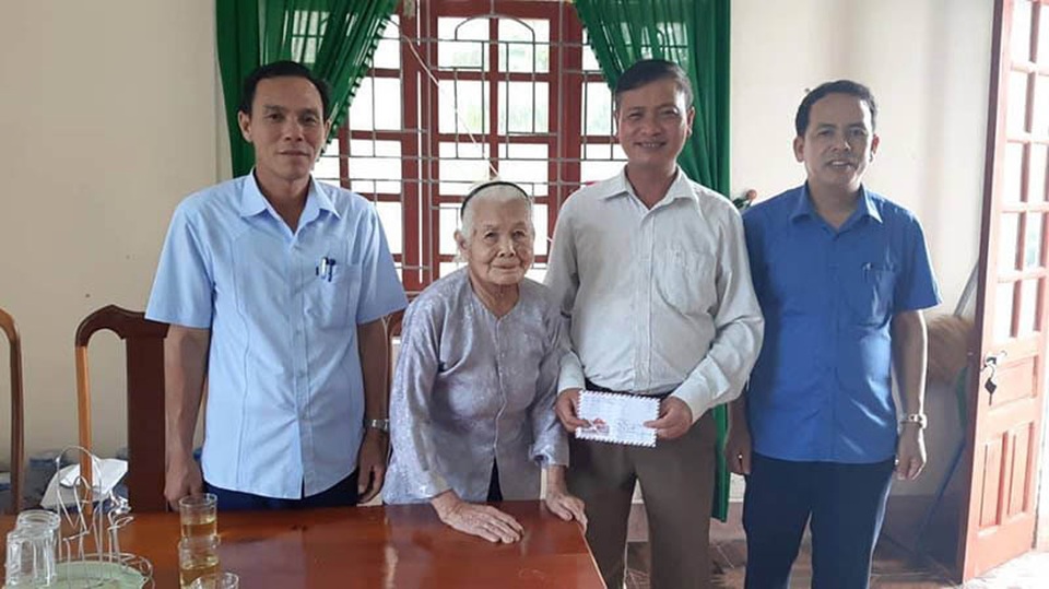 Cụ bà gần 100 tuổi tới trụ sở xã ủng hộ tiền chống “giặc” Covid - 1 Cụ bà gần 100 tuổi tới trụ sở xã ủng hộ tiền chống “giặc” Covid - 1