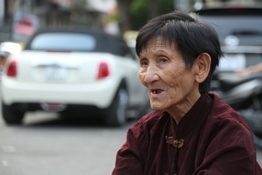 Hà Nội: Sống tròn một thế kỷ, cụ bà vẫn mưu sinh dưới nắng nóng 35 độ C