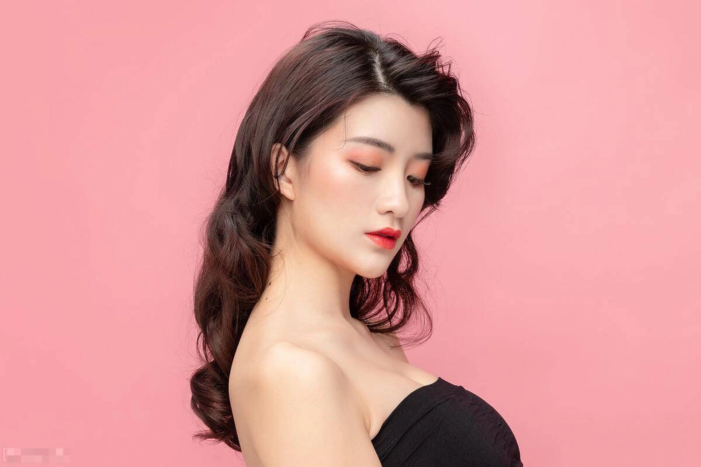 Bạn thân đến ăn tối, tôi rơi đũa cúi xuống nhặt, lập tức phải hất đổ bàn ăn - 1 Bạn thân đến ăn tối, tôi rơi đũa cúi xuống nhặt, lập tức phải hất đổ bàn ăn - 1