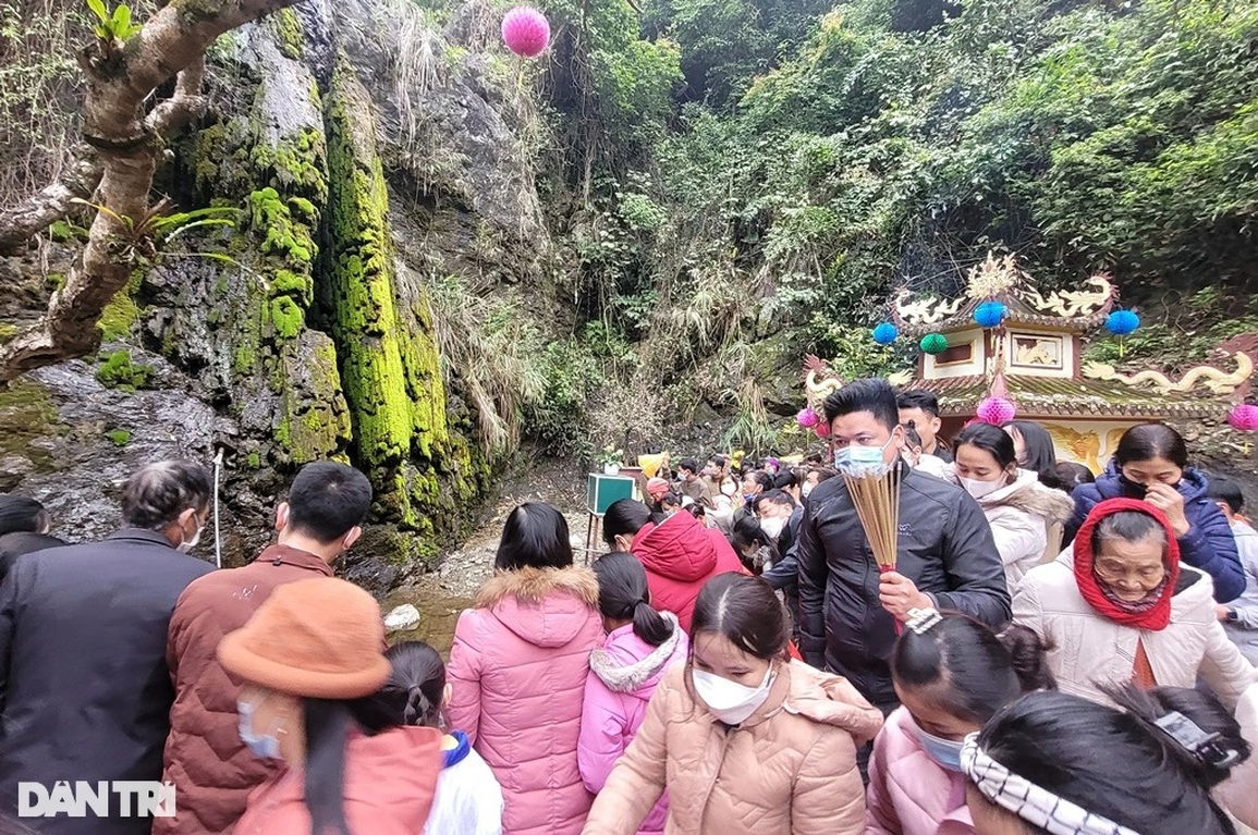 Hàng nghìn người chen chúc đi lễ chùa và xin lộc nước thánh - 12 Hàng nghìn người chen chúc đi lễ chùa và xin lộc nước thánh - 12