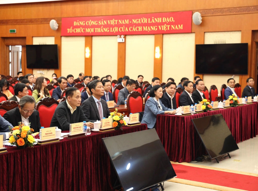 Ông Trần Tuấn Anh báo cáo kết quả hoạt động của Ban Kinh tế Trung ương - 2 Ông Trần Tuấn Anh báo cáo kết quả hoạt động của Ban Kinh tế Trung ương - 2
